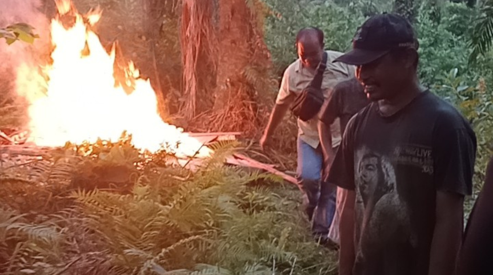 Polisi Bakar Habis Lapak Narkoba